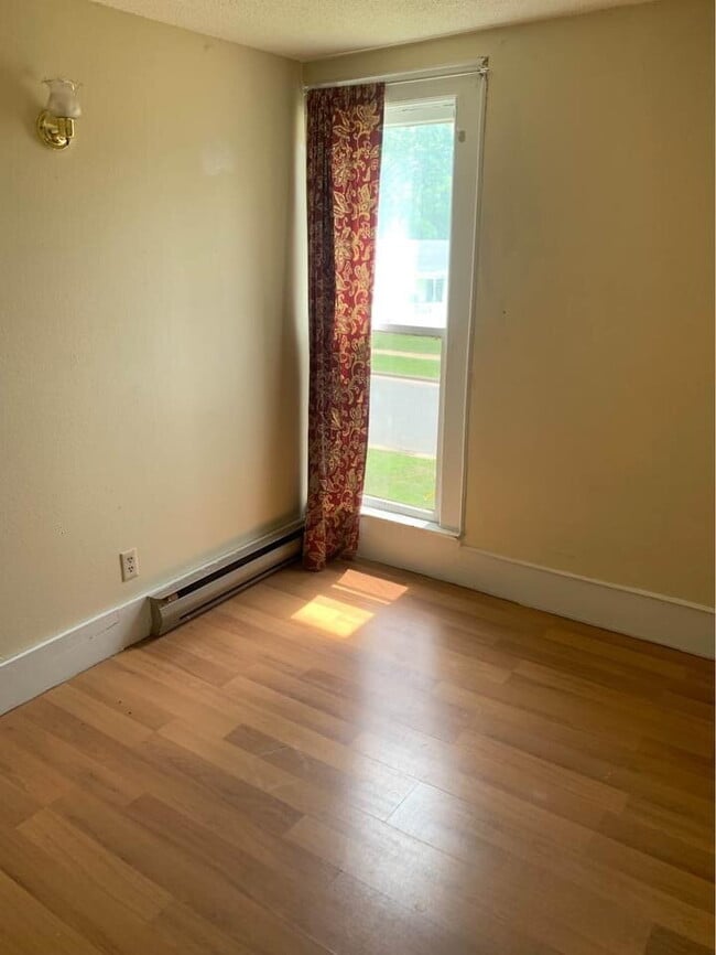 Building Photo - 3 Bedroom Student Rental Near UWEC