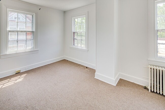 Building Photo - Walking distance to UD campus Available Ju...