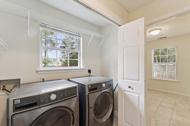 Building Photo - $500 RENT CREDIT | MOVE-IN READY! (Pet Friendly)