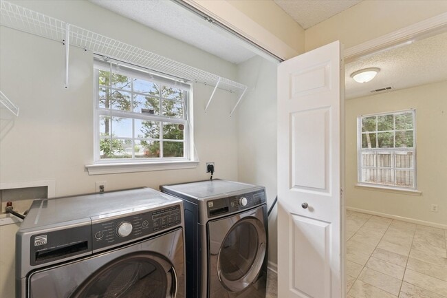Building Photo - AVAILABLE OCTOBER [PET FRIENDLY]