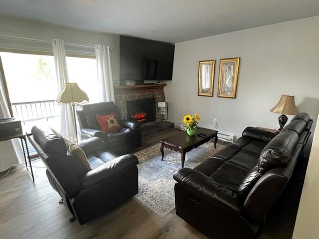 Building Photo - Winter Seasonal Rental- Lakeside Townhouse...