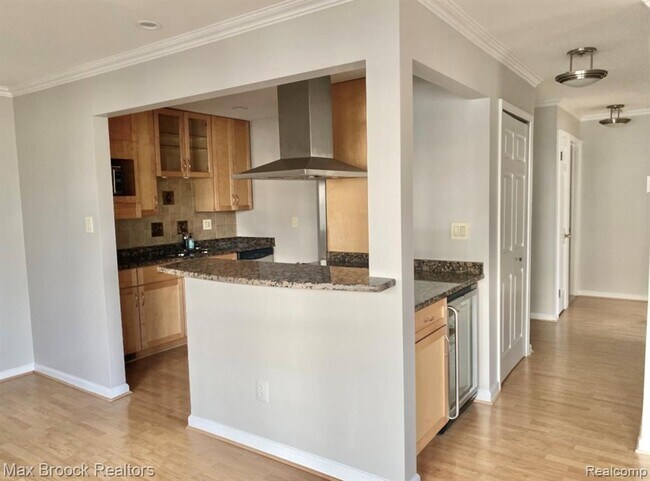 Building Photo - 885 N Old Woodward Ave