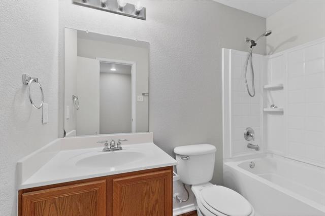 Building Photo - 407 Eisenhower Ln