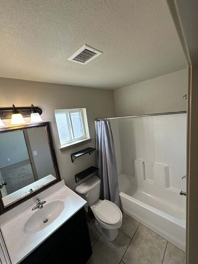 Building Photo - "Charming 3-Bedroom Oasis with 2 Full Bath...