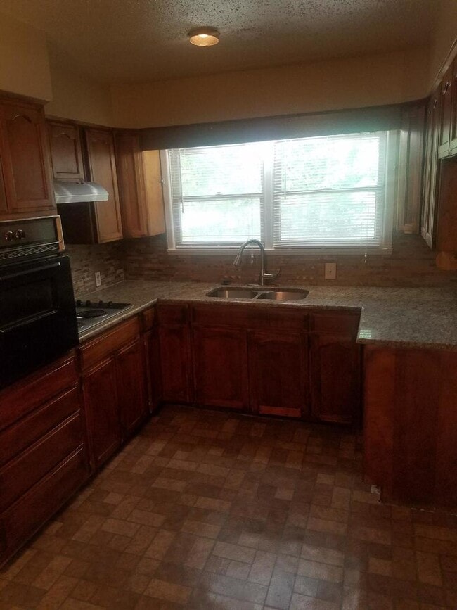Building Photo - Single-family home Located in East Handley...