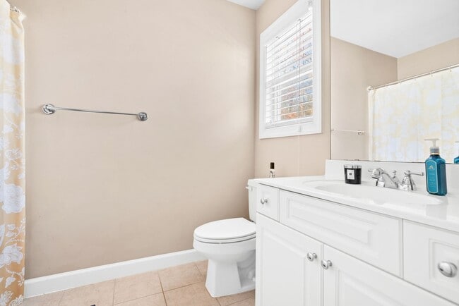 Building Photo - Beautiful 2 bedroom 2.5 bath Townhome w/Garage