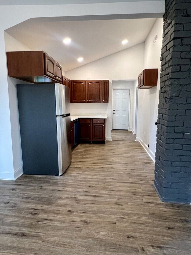 Building Photo - Charming 3-Bed, 2-Bath Gem on Arlington Ave