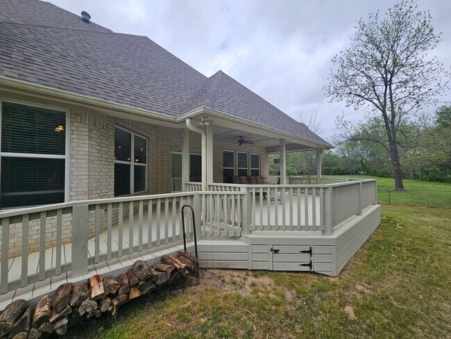 Building Photo - Beautiful Large Home in Johnson