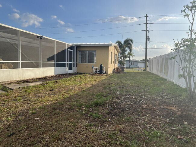 Building Photo - Saltwater canal home