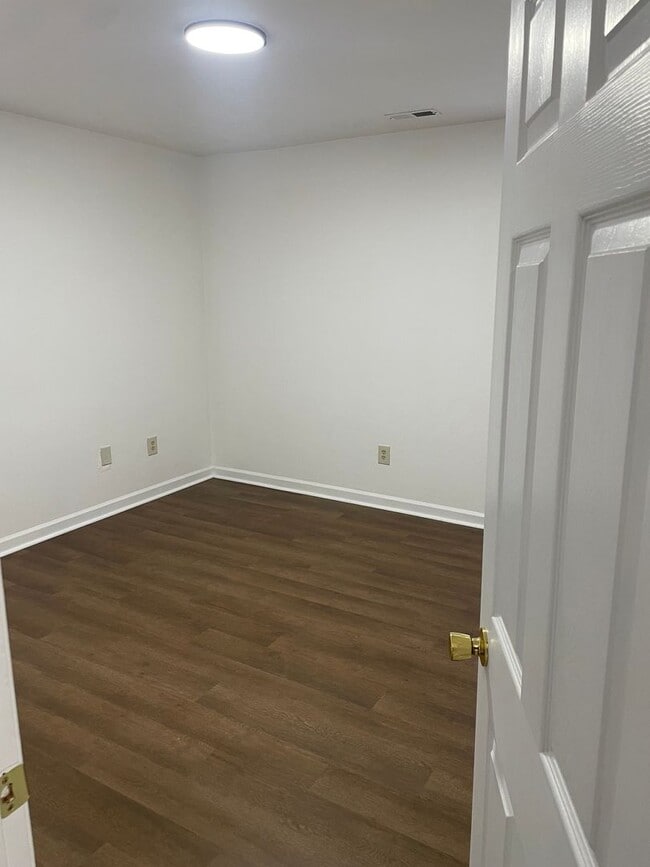 Building Photo - 3 bedroom 1 bath house for rent