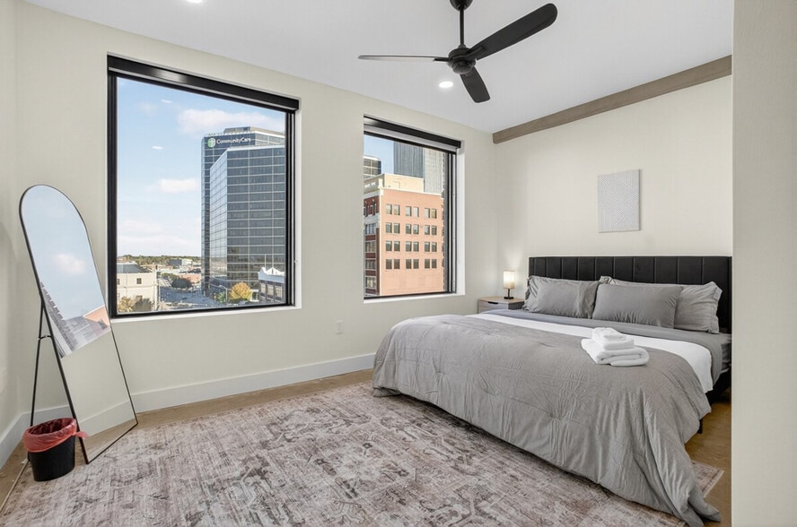 Building Photo - 100 W 5th St