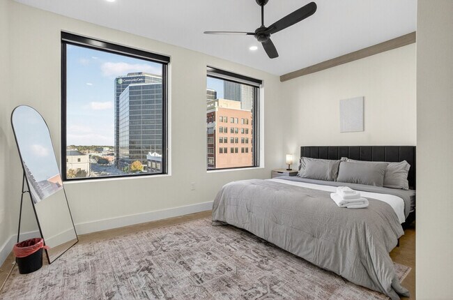 Building Photo - 100 W 5th St