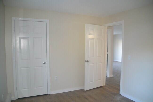 Building Photo - 12 St James Pl