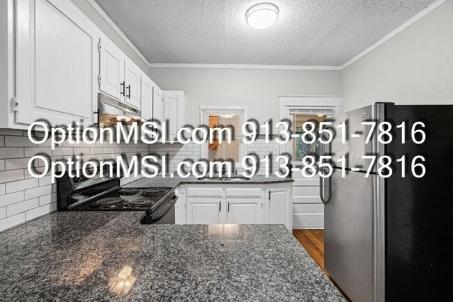 Building Photo - West Plaza!!!