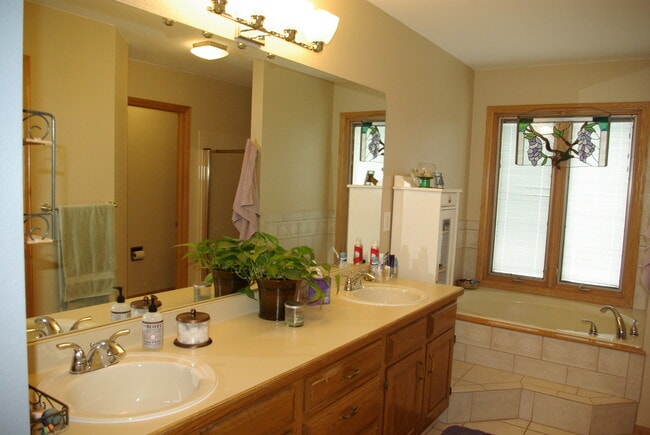 Building Photo - 6bed/4bath oversized 2 car garage fenced in back yard Cheyenne Mountain School District