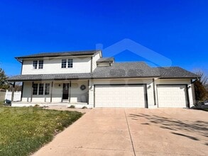 Building Photo - 1709 NE Sherman Ct