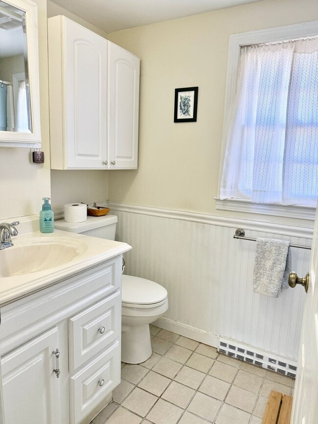 Building Photo - Sunny 1+ Bedroom Single family Home