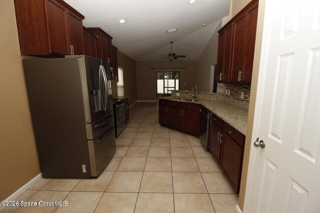 Building Photo - 535 Trymore Dr SE