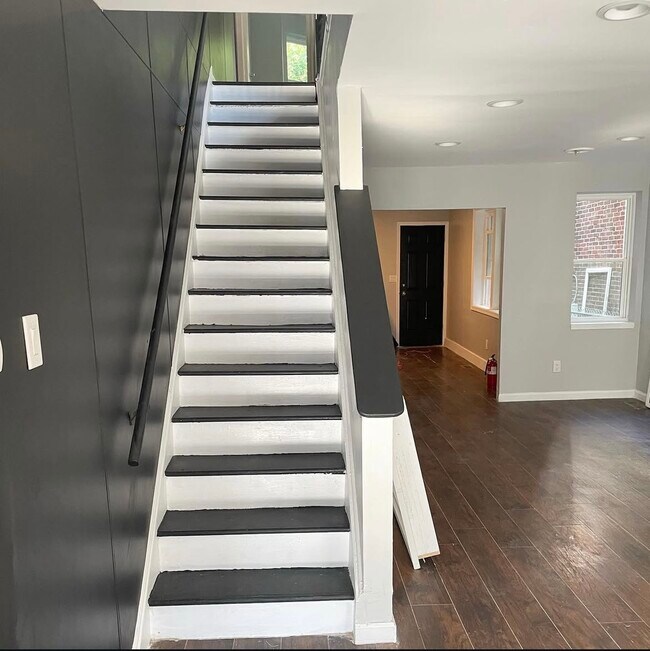 Building Photo - 935 N Saint Bernard St