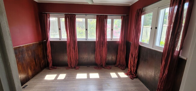 Building Photo - Glendale Awaits You