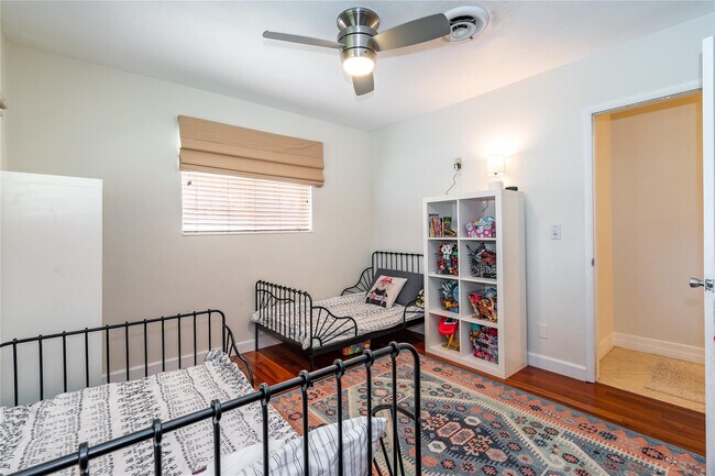 Building Photo - 1512 E Hawthorne Cir