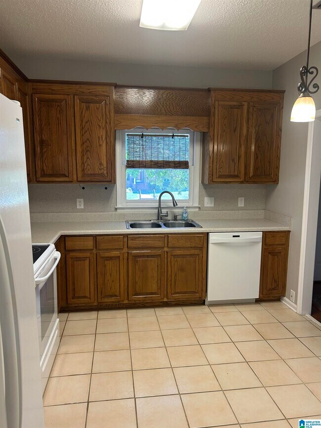 Building Photo - 2212 Ascot Ln