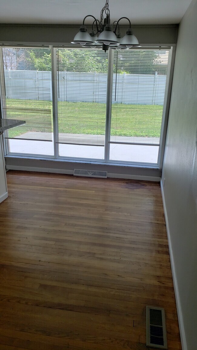 Building Photo - 10418 Monarch Dr Saint Louis, MO 63136