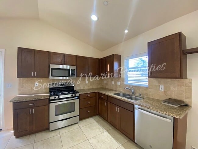 Building Photo - ~ Country Home ~ 2 Bedrooms & 2 Full Bathrooms with Attached Garage ~ Gated Community