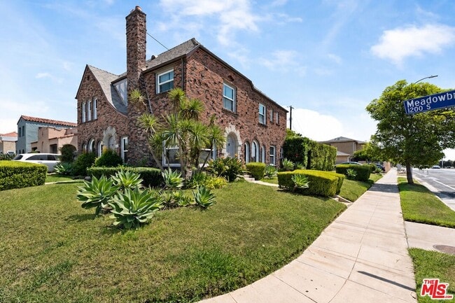 Building Photo - 5245 S San Vicente Blvd