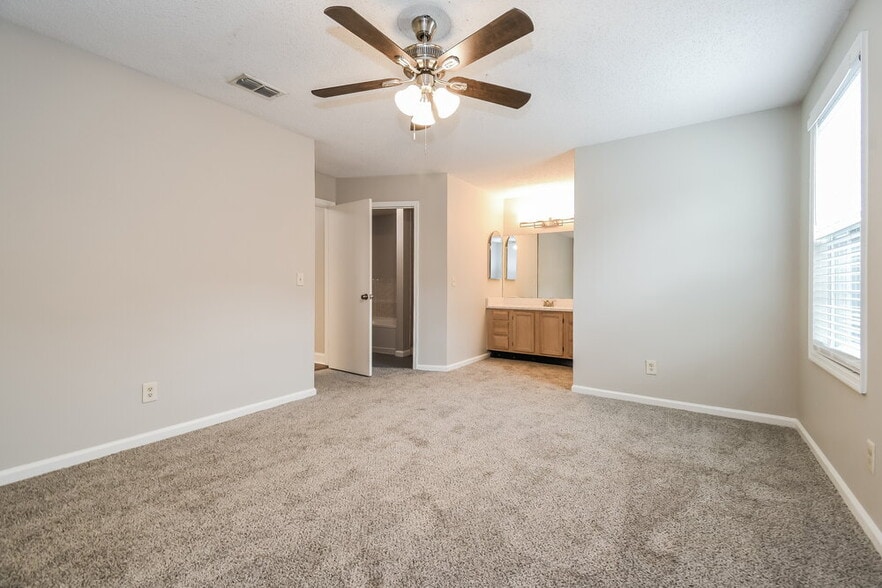 Building Photo - 14275 Portulaca Ave S