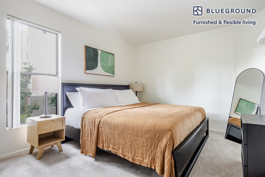 Building Photo - 10983 Bluffside Dr