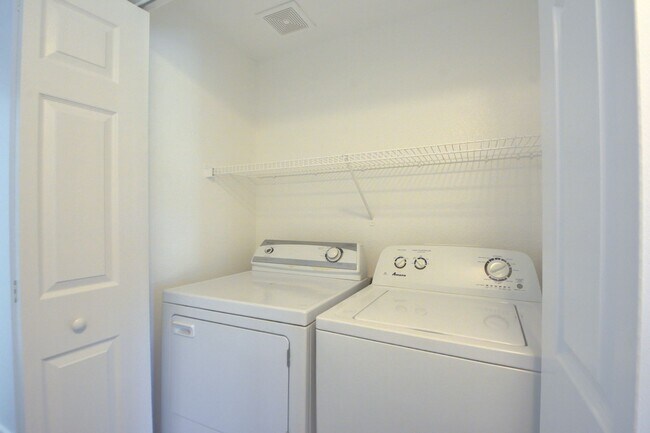 Building Photo - CLEAN, move in ready~GATED and super COMMUNITY!