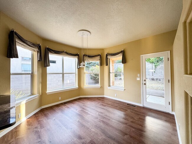 Building Photo - Luxury Home in Peppertree Royal Oak