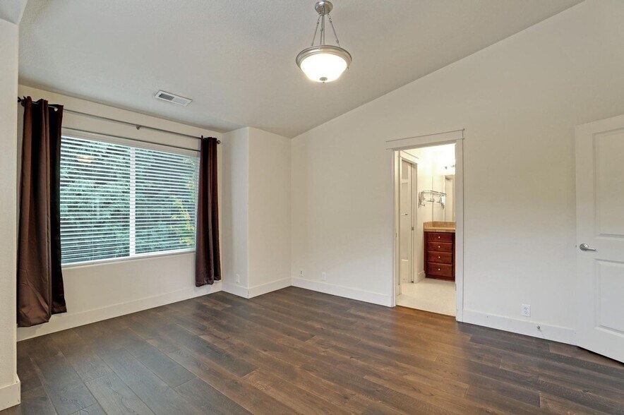 Building Photo - 10533 NE Avery Way