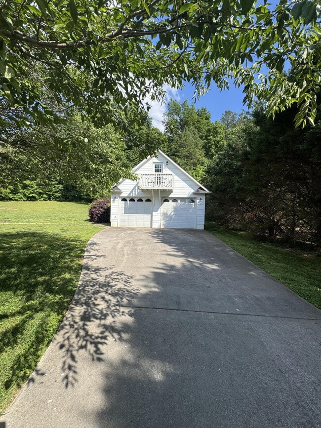 Building Photo - "Charming Furnished Studio Apartment Retreat in Valley Head – Cozy 300 Sq Ft!"