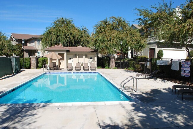 Building Photo - 915 Joree Ln