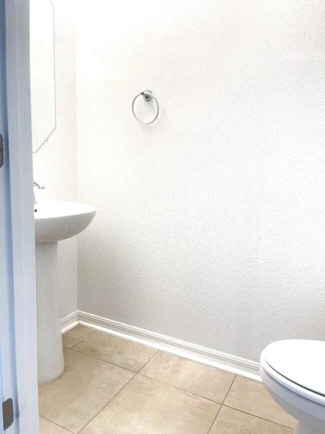 Building Photo - Charming 2-Bed, 2 and half-Bath Townhouse ...