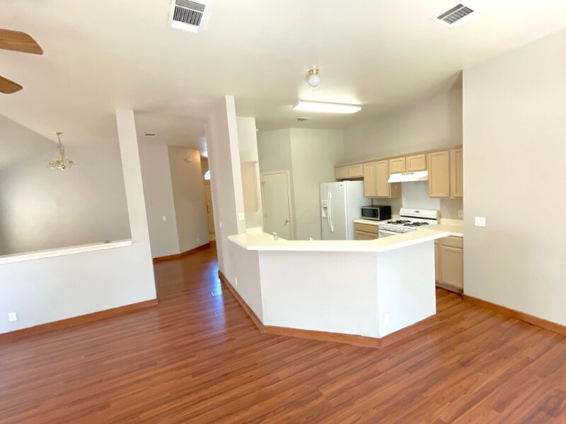 Building Photo - 218 Sunshadow Dr