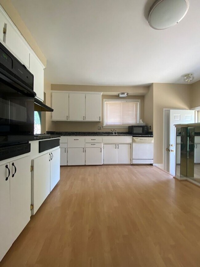 Building Photo - ADORABLE 3 BED 1 BATH RANCH IN LIVONIA ---...