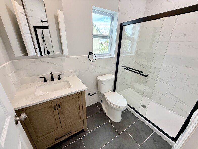 Building Photo - 13 Roosevelt Ave