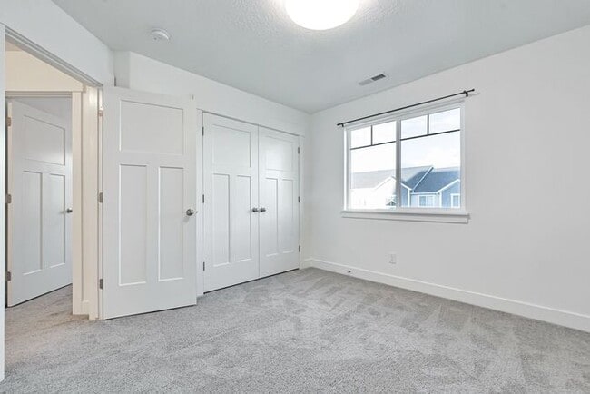 Building Photo - ROW END TOWNHOUSE W 2 CAR GARAGE + AMENITIES