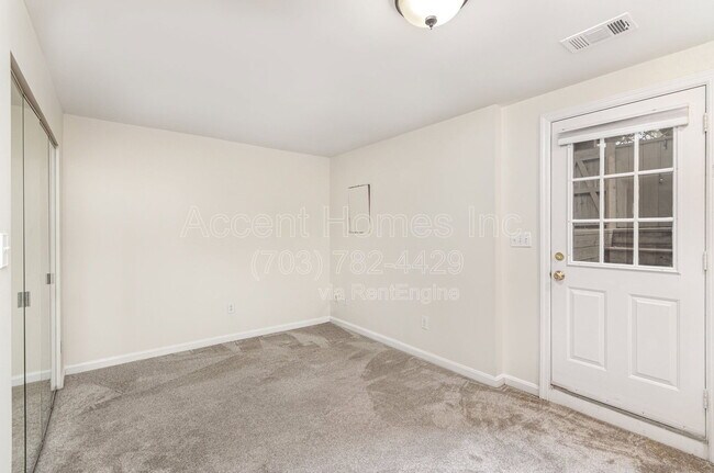 Building Photo - 449 Old Town Ct