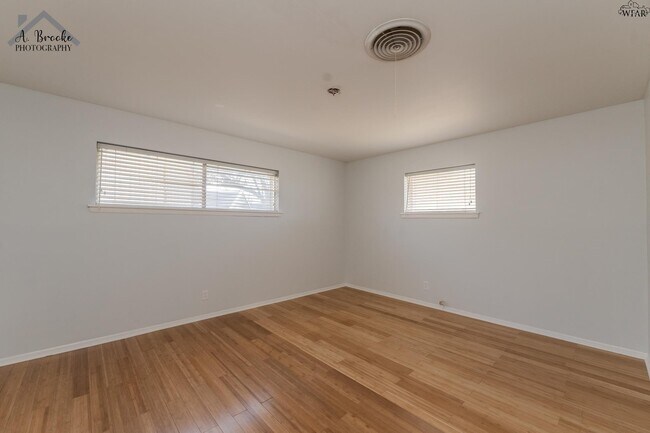 Building Photo - 2725 Devon Rd