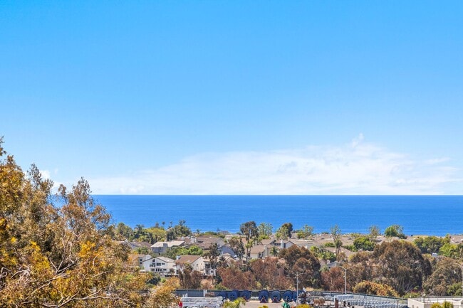 Building Photo - Luxury Living with endless Ocean Views