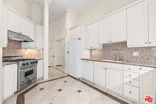 Building Photo - 433 N Doheny Dr