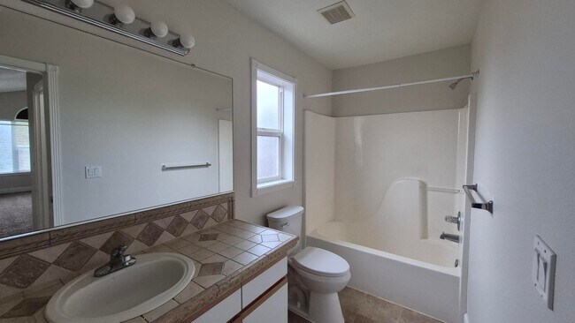 Building Photo - 3 Bedroom 2.5 Bath Town-Home in Gresham ne...