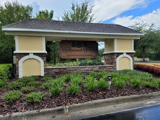 Building Photo - RECEIVE 1/2 MONTH OFF FIRST MONTHS RENT! Beautiful Townhome in the Heart of New Tampa!