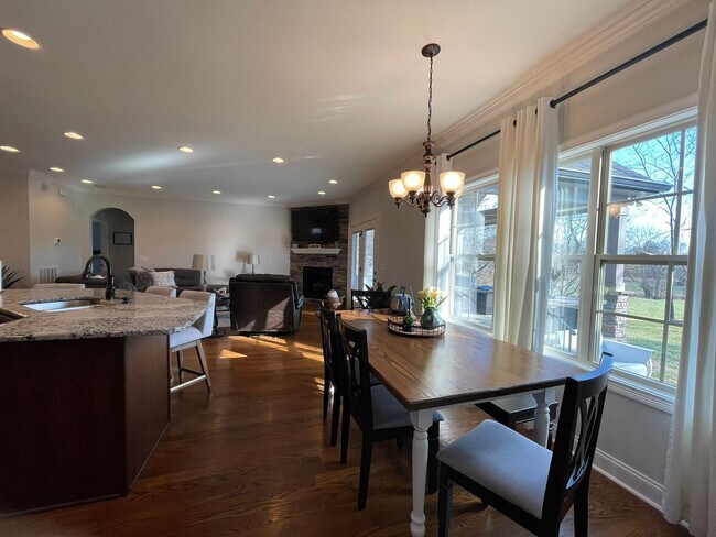 Building Photo - Fully Furnished, Short Term Rental, 1 Mont...