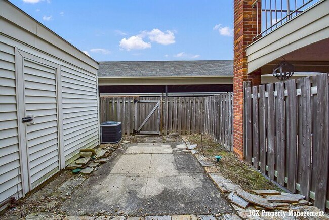 Building Photo - 911 Manor Ln