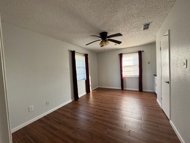 Building Photo - 807 Bass Cir